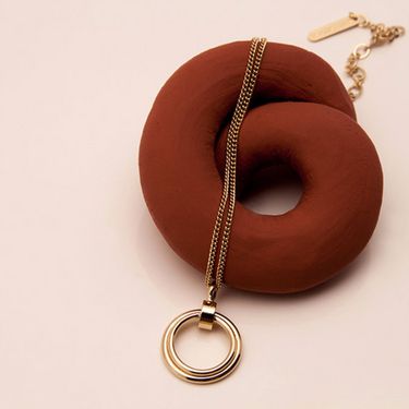 Necklace Against Maxi Pendant